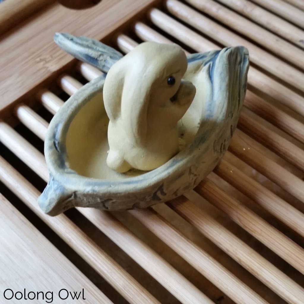 Yet again, Oolong Owl bought another ru kiln gaiwan and rabbit tea pet ...